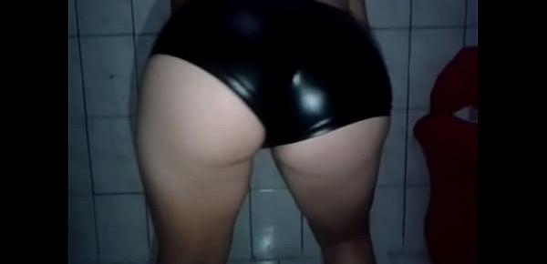  esposa safada gostosa dançando funk de shortinho colado mostrando a bunda